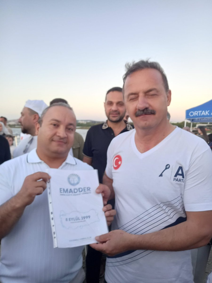 EmadDernegi's tweet photo. 📌 EMADDER, ANAHTAR PARTİ GENEL BAŞKANI SAYIN YAVUZ AĞIRALİOĞLU İLE TUZLA’DA BİR ARAYA GELDİ

@anahtarparti
@yavuzagiraliog 

Emeklilikte Adalet Derneği İstanbul İl Temsilcimiz, Anahtar Parti Genel Başkanı Sayın Yavuz Ağıralioğlu’nun Tuzla programına katılım sağladı.

Program kapsamında Sayın Ağıralioğlu ile bir araya gelinerek kademeli emeklilikte yaşanan adaletsizlik ve milyonların çözüm beklentisi aktarıldı; mücadelemizin ayrıntılarını içeren dosyamız kendisine takdim edildi.

Nazik yaklaşımı ve ilgisi için Sayın Yavuz Ağıralioğlu’na teşekkür ediyoruz.

Emeklilikte Adalet Derneği (EMADDER)

@nihal01 
@avukatayhanerel 
@Hayaticetin40
@EmadDernegi
Kademeli Emeklilik
#GündemimizKademe