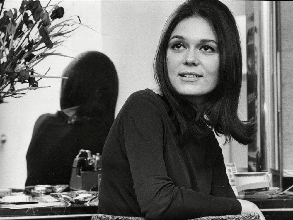 swd2's tweet photo. In 1957, a 22-year-old Gloria Steinem got pregnant.

She had already broken off an engagement and was waiting in London for a visa to go to India.

Abortion was still illegal in most circumstances.

She eventually found a doctor willing to help her. He asked for two promises:

Don’t tell anyone my name.

And do what you want to do with your life.

She kept the first promise for nearly 60 years.

Then in 2015, she dedicated her memoir to him.

His name was Dr. John Sharpe.

Steinem later said that abortion allowed her to avoid a marriage she knew was wrong, travel to India and ultimately live the life she chose.

Whatever you think about Gloria Steinem, there’s something pretty remarkable about a doctor risking his career for a 22-year-old woman he barely knew because he believed an unjust law shouldn’t decide the rest of her life.