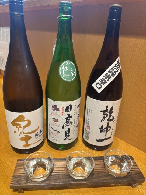 wt77rmh's tweet photo. 今日のお任せ純米三種です。KIDはシトラスのような柑橘の香り、日高見はいわずもがな、乾坤一はマスカットの香りでしたね。行きつけ居酒屋さんの一つです。ご馳走様でした。 https://t.co/DnKLltmLjv