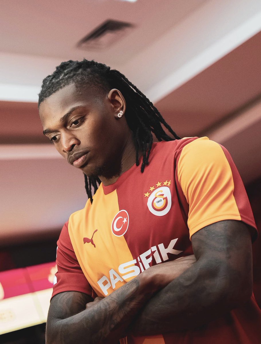 RafaeLeao7's tweet photo. New Home , New Chapter 💛❤️
We Are The Best!! https://t.co/Qy3mWe81VI