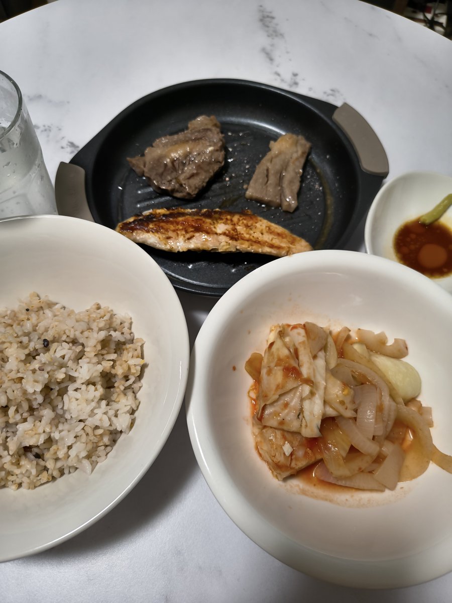 roboyashi8888's tweet photo. うしっ💪

今日の筋肉めし💪

ちょっと見た目地味だけど

鮭の糀焼きと和牛の塩焼き
＆いつものトマト煮🍅

鮭も和牛も筋肉にはもってこいの食材💪

最近うどん、そば多かったからコレからは玄米も取り入れ痩せます🥺

#ご飯
#ディナー https://t.co/ThLBjyEZUM