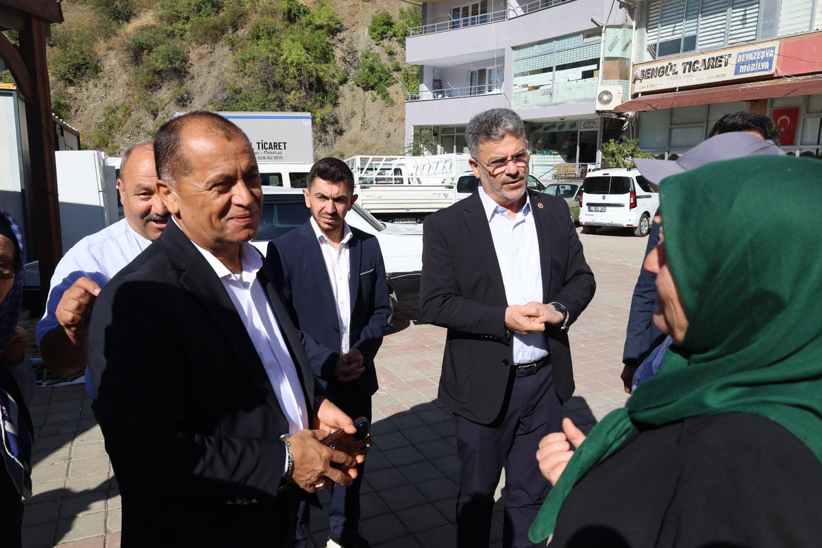farukaytek's tweet photo. ❝AK Parti; sabrın ilmik ilmik işlendiği her eserde, bu toprakların ruhunu gören bir bakıştır.❞

Saimbeyli İlçe Koordinatörlerimiz Furkan Gödel ve Mehmet Ayazgök, Saimbeyi İlçe Başkanımız Adem Uyanık, Saimbeyli Belediye Başkanımız Mahmut Dal ve kıymetli teşkilatımız ile esnafımızı ziyaret ettik.

Esnaf kardeşlerimiz ile kurduğumuz güçlü birlik ve beraberlik bağının bereket ve hayra vesile olmasını diliyorum.

📍Saimbeyli