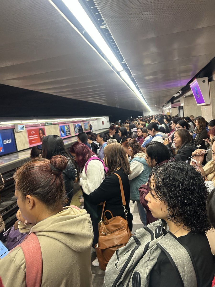 Alvaduran9's tweet photo. @MetroCDMX En línea 1 hay muchísima gente y no pasan. Y no, no es multitud por la hora . https://t.co/7FeTZOjKyl