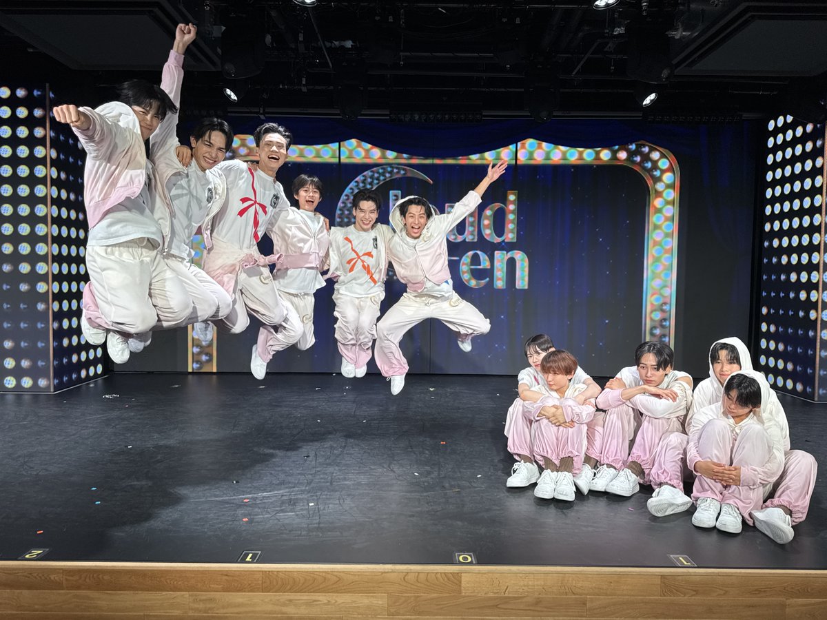 cloudten_info's tweet photo. 【We're Cloud ten】
本日の公演も無事に終了いたしました🪄
足を運んでくださった皆さま、ありがとうございました。

平日にも関わらず、Windsの皆さまが客席を埋めてくださって本当に感謝の気持ちでいっぱいです🪽💓
MCでは、メンバーの可愛い一面も暴露されましたが
いかがでしたか？👀

明日の公演も18:30からスタートです。
Leminoでの配信もございますので、Cloud ten THEATERに来られない方はぜひご覧ください📲✅

📍ダイバーシティ東京 プラザ ６F
『Cloud ten THEATER』

▼チケット一般先着販売はこちら
https://t.co/wVBKr767FB

▼明日出演のメンバーはこちら
https://t.co/xmj1KigWlp

＃アウトドア派とインドア派
#Cloudten #クラウドテン #CloudtenTHEATER