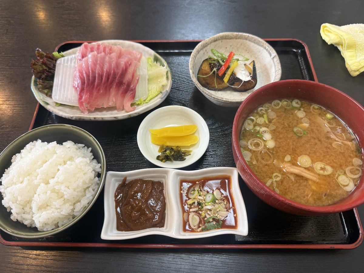 vat1969's tweet photo. 昼飯で鯉活をした
鯉の刺身てぇしょく
鯉汁は骨が危ない https://t.co/Iz7yPjpw70