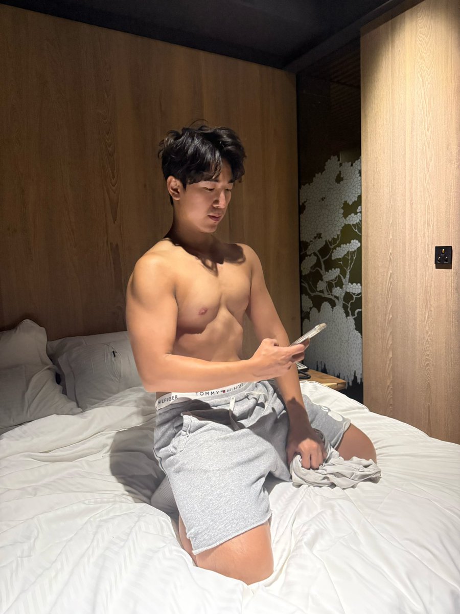 Ego1699242's tweet photo. I use my phone before bed
睡前要滑手機 https://t.co/qWt13ut1Tu