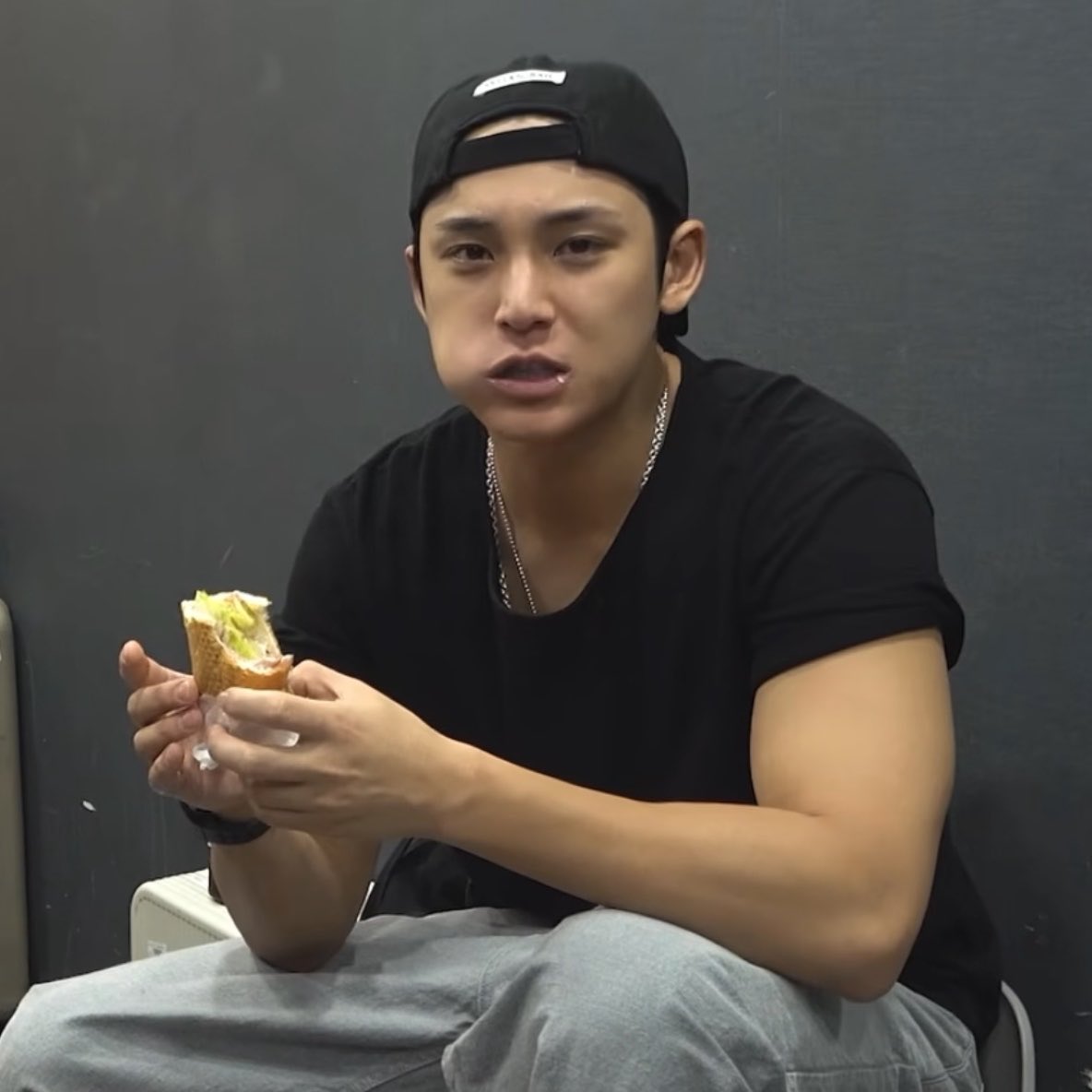 lover_406's tweet photo. 입에 샌드위치 닦고 얘기하세요ㅠㅠㅋㅋㅋㅋ https://t.co/nrNEvzFxEj