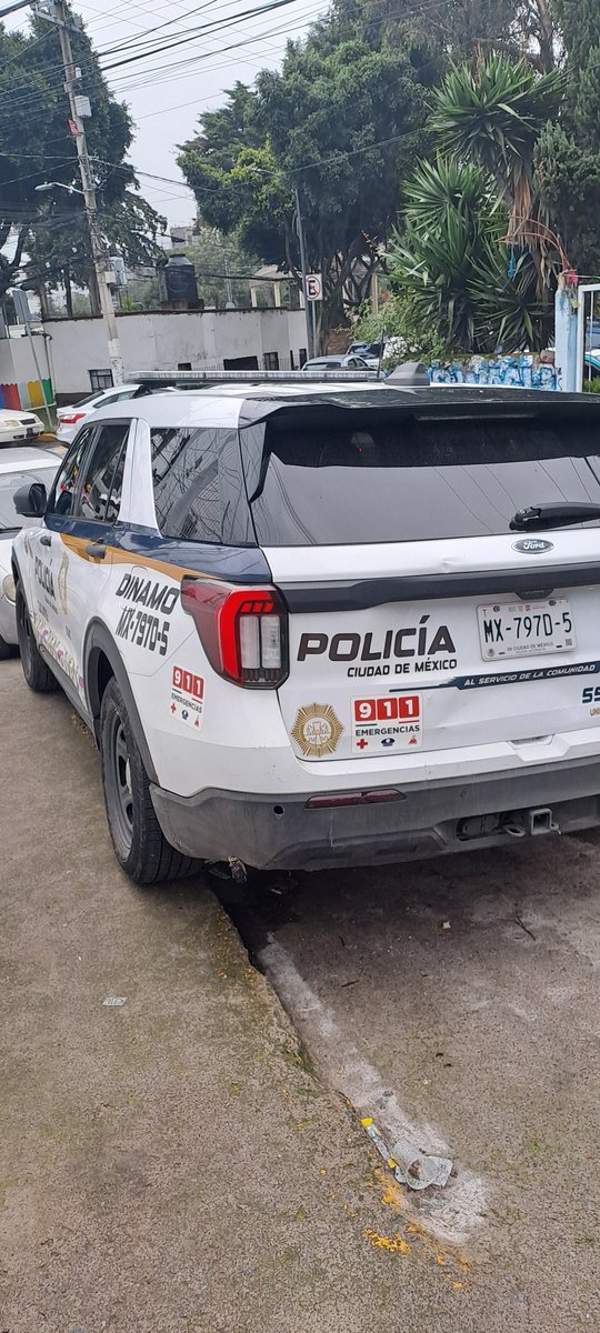 Andrea82825907's tweet photo. @LaSEMOVI @SSPCMexico Asi las patrullas arriba de las banquetas a pasos del sector dinamo 👏👏 https://t.co/dSZctbvgZ3