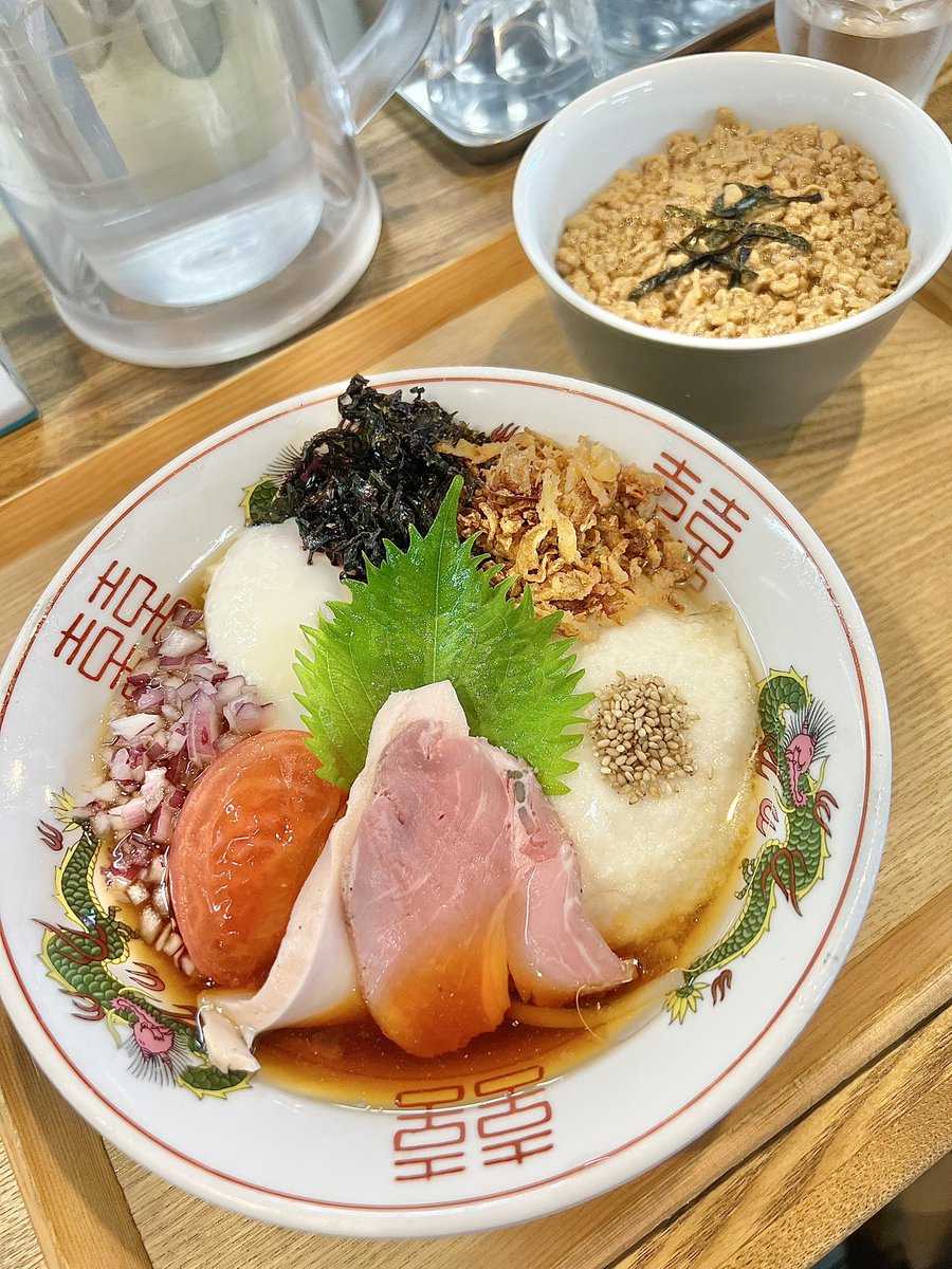 taitairisa15's tweet photo. 小山『ヨコクラストアハウス』
限定「煮干し昆布水の冷やし麺」
昨日完売の限定麺、頂きました

────

トマト/温玉/とろろ/レアチャetc…
味変のグラデーションが楽しい。
鶏そぼろ丼とも相性抜群◎

冷やしの概念が変わる！

食後のコーヒーも絶品☕️
余韻まで楽しめる◎

#ヨコクラストアハウス https://t.co/jNkuvJdM2A