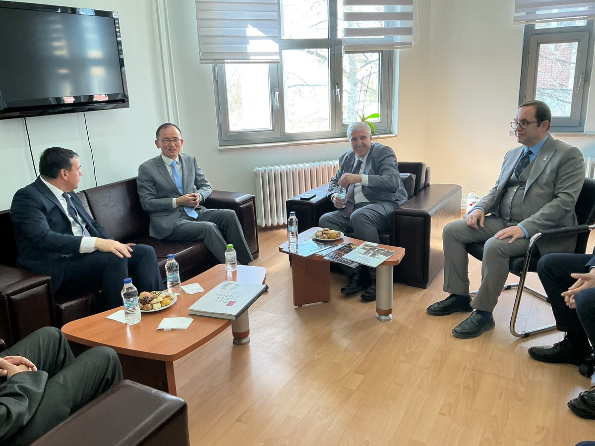 seyittumturk7's tweet photo. Hüseyin hocam Çin büyükelçisi sizi mayıs 2026 da ODTÜ deki ziyaretinin meyvesini almış. Çin’in istediği sadece turistik gezilerinizi değilde, keşke Çin soykırımının mağduru kardeşleriniz olan Uygur Türklerini  paylaşabilseydiniz. O zaman gazoz değil, gerçek bir efsane olurdunuz, https://t.co/wImjNATpsh