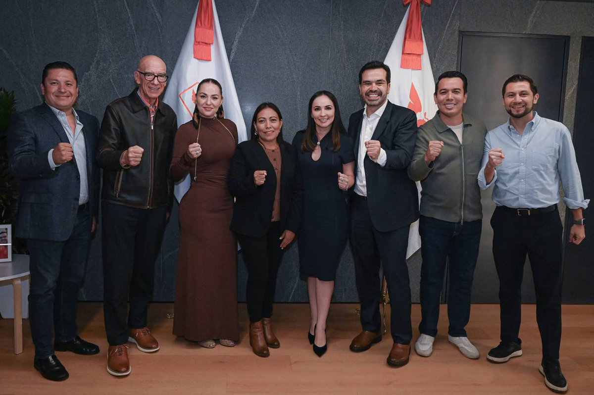 AlvarezMaynez's tweet photo. Desde Campeche damos la bienvenida a las diputadas Gladys Rivera y Maricela Flores Moo a la Bancada Naranja 🍊.

Lo mismo, a César Marín en Ciudad del Carmen.

Con el liderazgo de @EliseoFdzM, @bibyrabelo y mi amigo @PedroArmentiaL, seguimos avanzando con fuerza 💪🏼. https://t.co/31u002L47y