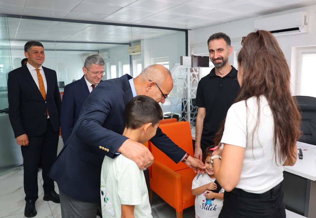 TC_giresun's tweet photo. 📍 İl Nüfus ve Vatandaşlık Müdürlüğü

Valimiz Sayın Mustafa Koç, İl Nüfus ve Vatandaşlık Müdürlüğünü ziyaret ederek kurumun faaliyetleri ve yürütülen çalışmalar hakkında İl Müdürü İsa Tozlu’dan brifing aldı.

Hizmet birimlerinde incelemelerde bulunan Valimiz, vatandaşlara sunulan hizmetlere ilişkin bilgi alarak kurumda bulunan vatandaşlarla sohbet etti ve personelle bir araya geldi.

Valimiz Sayın Mustafa Koç, özverili çalışmalarından dolayı personele teşekkür ederek görevlerinde kolaylık ve başarılar diledi.