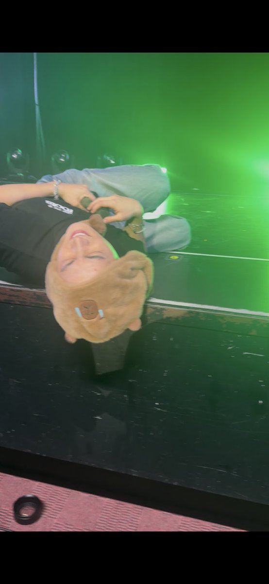 DolphinsLovely's tweet photo. サプライズ動画の後の語りの後、寝転んだじぇびさん近すぎて(@_@)

暑がっていたじぇびさん。
JBうちわで仰いでいたら、「감동하다」と目を見てコメントいただいた事…などなど昨日を振り返ると思い出がいっぱい🌴💚

#2026tape_roots_tokyo https://t.co/P3PHDmRaYF