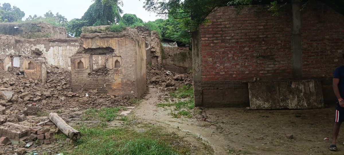 viveksdesire's tweet photo. ब्लॉक मक्षरेटा,राजगांव के कैमा गांव में नालियां न होने और कच्ची मिट्टी सड़को के कारण पानी भरने से बच्चों का स्कूल तक जाना बड़ा मुश्किल है, @CdoSitapur कृपया संज्ञान लें और सड़कों, नालियों आदि निर्माण हेतु उचित कार्यवाही करें,
@DmSitapur @SdmSitapur 
कैमा गांव के अन्य विकास कार्य। https://t.co/Zea5e3lgfL