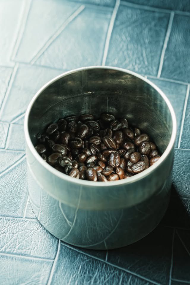 handakankou's tweet photo. 珈琲体験企画
COFFEE IS A VERB.
予約受付中！

自家焙煎珈琲屋AMP
深煎りを、ほどく。

点滴ネルドリップの濃厚な一杯に、自分で少しずつ差し湯を。
苦味やコクの奥から、甘味や香りが現れていく変化を味わいます。

ご予約はこちら
https://t.co/v7a7XKD8Bu https://t.co/qENObk83au