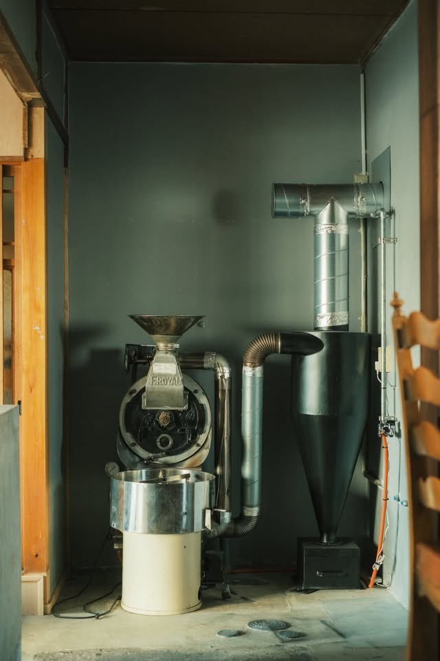 handakankou's tweet photo. 珈琲体験企画
COFFEE IS A VERB.
予約受付中！

自家焙煎珈琲屋AMP
深煎りを、ほどく。

点滴ネルドリップの濃厚な一杯に、自分で少しずつ差し湯を。
苦味やコクの奥から、甘味や香りが現れていく変化を味わいます。

ご予約はこちら
https://t.co/v7a7XKD8Bu https://t.co/qENObk83au