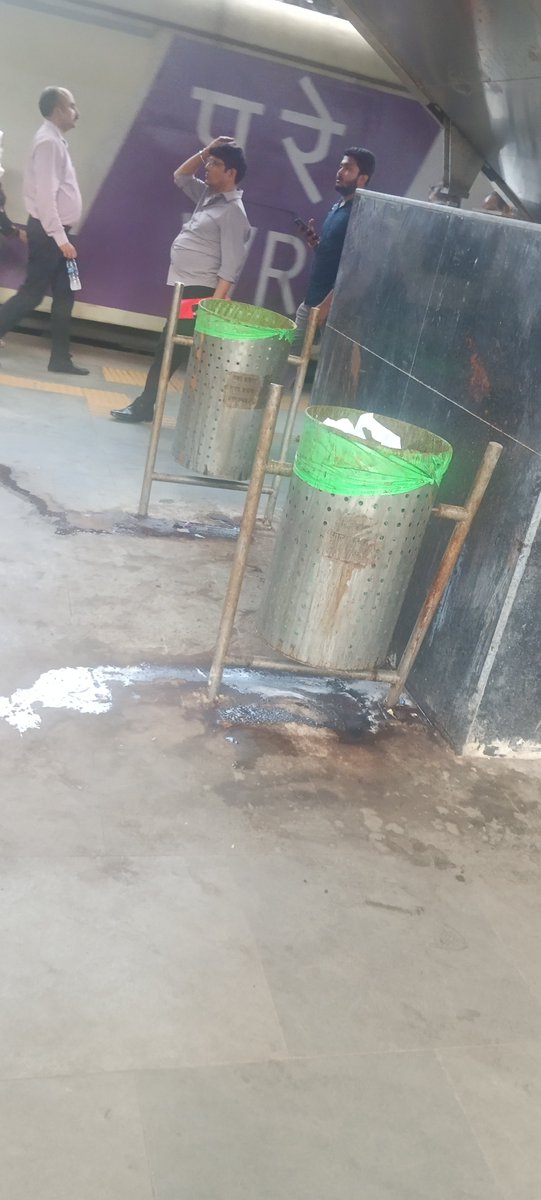 ramnarayan33540's tweet photo. Kandivali railway Station plate farm no. 1, par near scalatter, kachare ke dustbeen ka ye hal hai. Rail prashasan dhyan de....? 

Clean mumbai, harit mumbai ka khyal rakhe. https://t.co/RxPUlRD6Bo