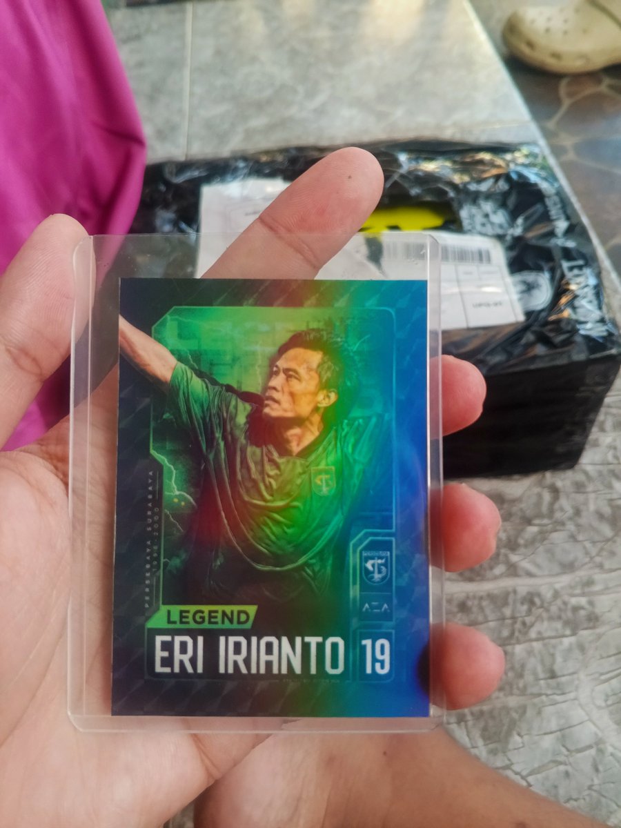 R_Perkasa's tweet photo. Berawal dari tulisan konten Persebaya dan mas Azrul Ananda yang sederhana namun menyentuh makna dan tentu saja original tanpa sentuhan Akal Imitasi 

Tiba-tiba tim mas AZA kontak dan mengapresiasi saya 
kaget, karena dikirimkan tiga barang sekaligus 

1. Jersey PI GK warna Burgundy (Jersey Juara Piala Presiden 2026) 
2. Sepatu Running AZA Wear 
3. Bajo Kaos UMBL Main balap

Jujur, kalau ditotal-total, harganya lebih dari sejuta 

Sungguh rejeki yang tidak disangka-sangka datang dari ngonten kecil-kecilan 2-3 bulan terakhir di Threads dan X 

Apresiasi besar yang membuat saya semakin semangat untuk ngonten dan merambah ke tiktok dan IG kedepannya

Semangatnya untuk memberi informasi dan manfaat yang sebesar-besarnya, sekaligus explore apa lagi yang bisa saya lakukan 

Sekaligus berkolaborasi dengan banyak orang dan tidak menginjak kaki orang lain 
Akhir kata, salam satu nyali, Wani 🐊