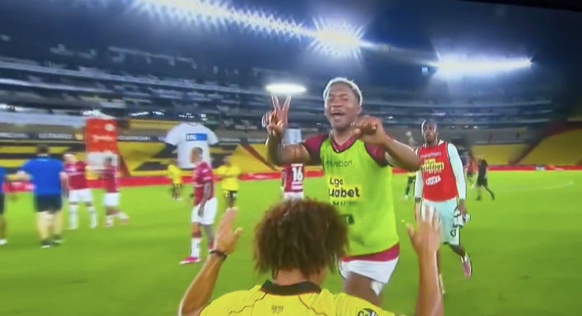 dnra10's tweet photo. Están rezando oe, respeta. 20 puntos de diferencia, estás en todos los torneos, eres el campeón. Ñaño deja de joder, anda báñate rápido y aprovecha Guayaquil que aquí no cierran todo a las 9 de la noche. https://t.co/DU6dUreIbS