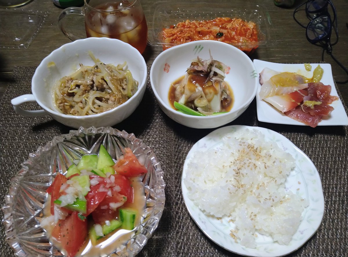 redYuko7878's tweet photo. 午前中の雨はコワかった
ものすごい降り方だった
たちまち、道が川になってた

久しぶりにお料理した

トマトときゅうりのバシルサラダ
お刺身
もやしとナスのあんかけ
冷や奴クルミ味噌󠄀かけ(みょうが、オクラ)
ルイボスティー

#晩ごはん #おうちごはん #夜ごはん #料理記録 https://t.co/wJgk0fN687