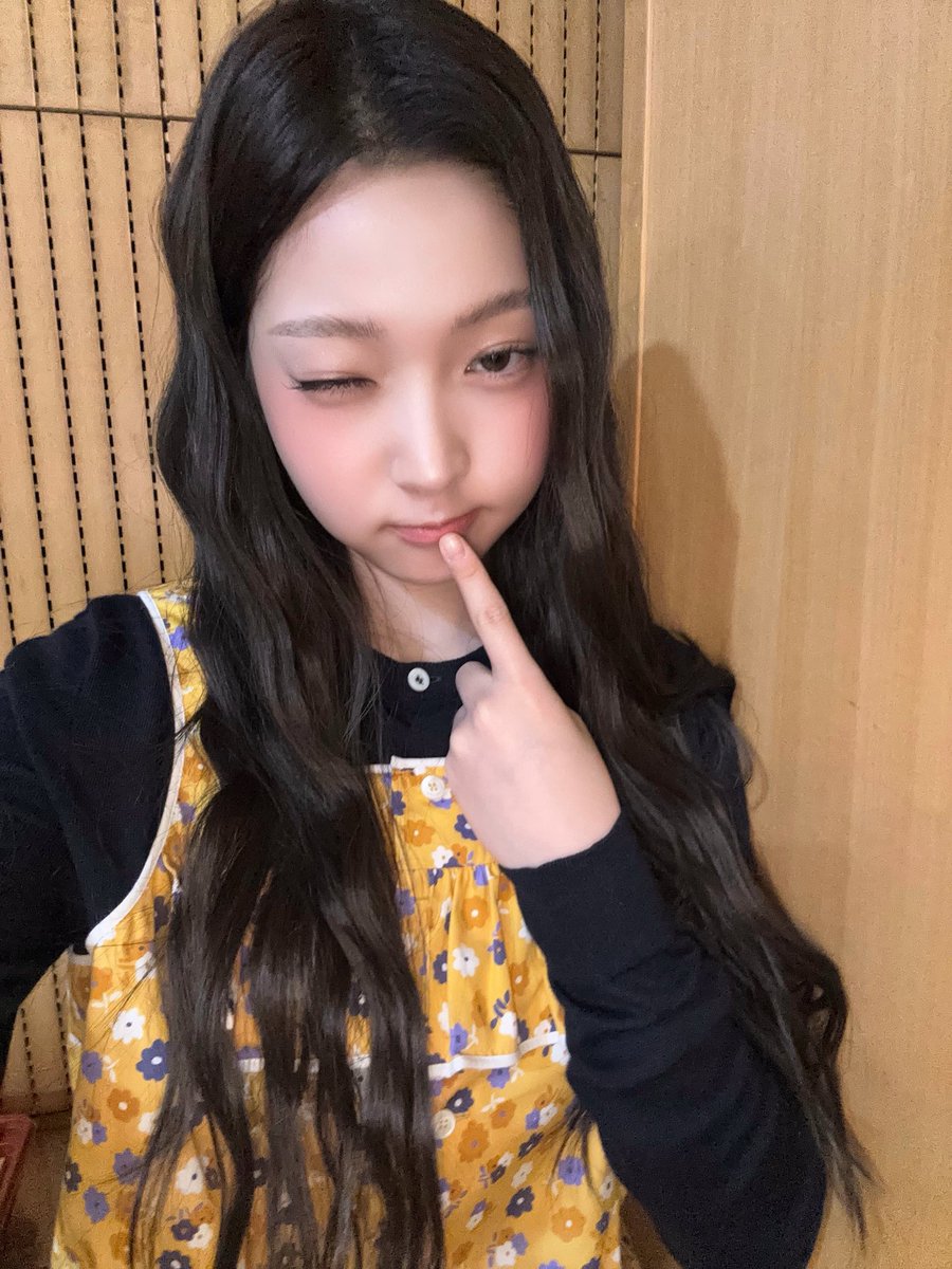 FORJIA_TH's tweet photo. [💬] 030926 Weverse Post #วีเวิร์สจีอา

ทุกคน😆 เริ่มกิจกรรมสัปดาห์ที่ 2 แล้ว!! ทุกคนได้ดู M-COUNTDOWN กันไหมคะ??

หนูรู้สึกภูมิใจและซาบซึ้งมาก ๆ เลยค่ะ เพราะรู้สึกว่าเสียงเชียร์ของทุกคนค่อย ๆ ดังขึ้นเรื่อย ๆ เลย!!!🥺

ในเมื่อเป็นสัปดาห์ที่ 2 แล้ว พวกหนูก็อยากแสดงให้ทุกคนได้เห็นด้านที่ดียิ่งขึ้น ก็เลยตั้งใจเตรียมตัวกันอย่างหนักจริง ๆ ค่ะ! เพราะฉะนั้น สัปดาห์ที่ 2 นี้ก็ฝากทุกคนตั้งตารอกันเยอะ ๆ ด้วยนะคะ!! แล้วก็ขอบคุณทุกคนมาก ๆ ที่มาร่วมกับพวกหนูในมินิแฟนมีตวันนี้ ทั้ง ๆ ที่อากาศร้อนมาก! หนูหวังว่าทุกคนจะได้ใช้ช่วงเวลาที่สนุกสนานไปด้วยกันกับพวกหนูนะคะ!!😊💗

อ๊ะ แล้วก็..ได้ยินมาว่า..พวกหนูติดอันดับ 5 ในรายการเพลงด้วย..!!🥹 ขอบคุณทุกคนจริง ๆ มาก ๆ เลยนะคะ..!! หนูจะพยายามให้หนักยิ่งกว่าเดิม เพื่อที่พวกหนูจะสามารถมุ่งไปสู่เป้าหมายที่ใหญ่ขึ้นได้ค่ะ!!💪🏻

พรุ่งนี้ก็ขอฝาก Music Bank ด้วยนะคะ!! ทุกคนพักผ่อนให้เต็มที่ แล้วเจอกันพรุ่งนี้น้าา!!🫶🏻

#JIA #지아 #TUIDE #튜이드