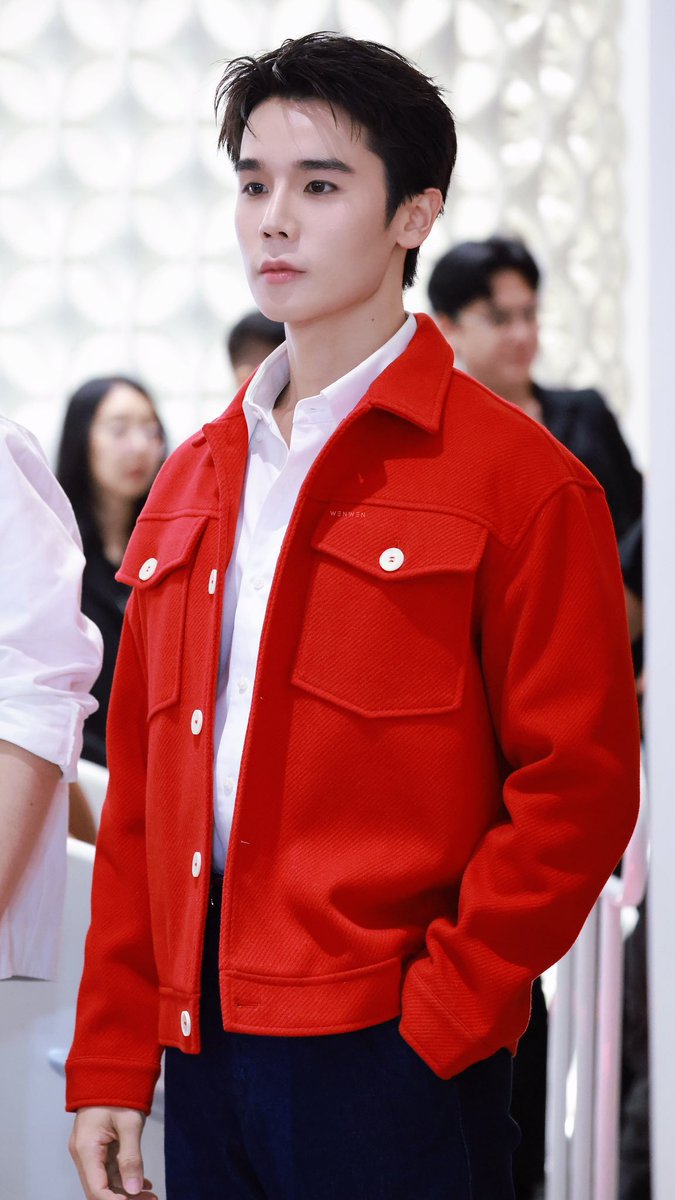Meigui_lya's tweet photo. Abang ini memang warna keberuntungannya merah..blio kalo pake merah auranya keliatan kuat dan mahal banget... https://t.co/eaXRkfYHvv
