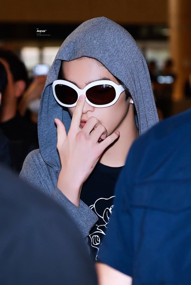 dollivuue's tweet photo. liat foto dd di bandara hari ini, trs pas liat tangan dd yg msh ngebekas dr cederanya, jd kepikiran kl dd Keonho ngelewatin semua rasa sakit itu sambil tetep ikut world tour bikin sedih bgt... apalagi setelah baca cerita orang-orang yg pernah ngalamin hal serupa, katanya besi/pin yg dipasang di jarinya itu bisa nyeri & sakit bgt, bahkan ada yg sampe susah tidur karena sakit... 

makin ga kebayang waktu itu masih bisa tampil di panggung (world tour) selama sebulan dan ngasih yg terbaik untuk coer meskipun tangannya lg cedera ☹️ hebat bgt dd bisa tetep perform dengan keren di atas panggung dan tampil seolah semuanya baik-baik aja, padahal ternyata harus ngelewatin rasa sakit sebesar itu… makasih udah berusaha keras. i’ll always be proud of you, Keonho <3