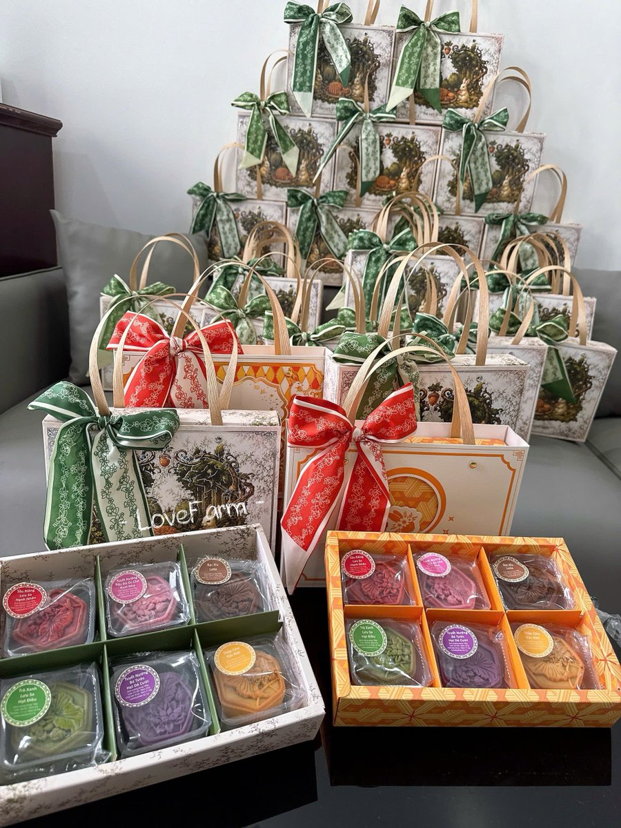 Phamnacanxi's tweet photo. Qua nay nhiều ce xuýt xoa set mini này vì nó quá là xinh yêu🥰
Ngân sách 2xxk mà được set 6b 6 vị rất đa dạng,đẹp mắt,chỉn chu.
Set này phù hợp để tặng người trẻ,đồng nghiệp,bạn bè hay mua về để cả nhà mỗi người thử 1 vị để tìm ra “chân ái” của mình. https://t.co/uGlJbZOxxH