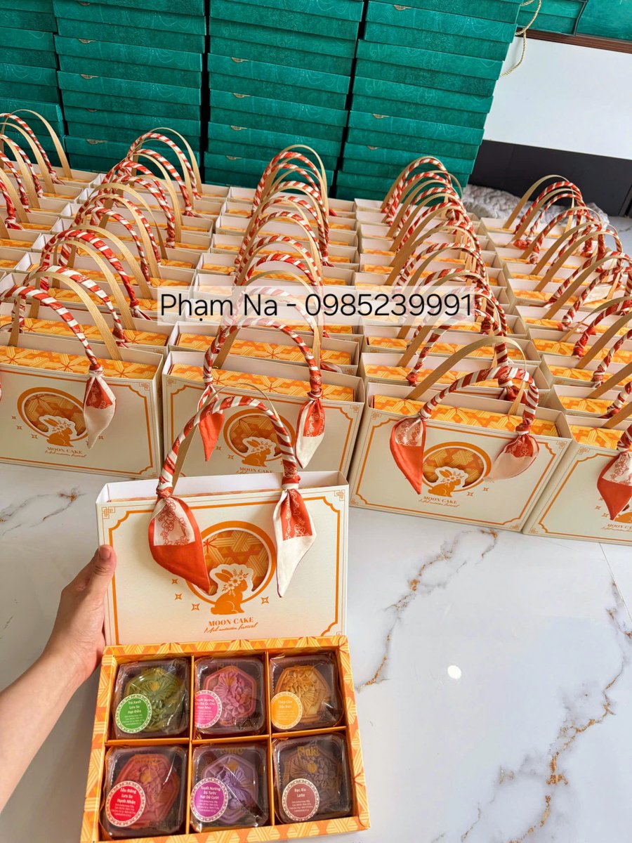 Phamnacanxi's tweet photo. Qua nay nhiều ce xuýt xoa set mini này vì nó quá là xinh yêu🥰
Ngân sách 2xxk mà được set 6b 6 vị rất đa dạng,đẹp mắt,chỉn chu.
Set này phù hợp để tặng người trẻ,đồng nghiệp,bạn bè hay mua về để cả nhà mỗi người thử 1 vị để tìm ra “chân ái” của mình. https://t.co/uGlJbZOxxH