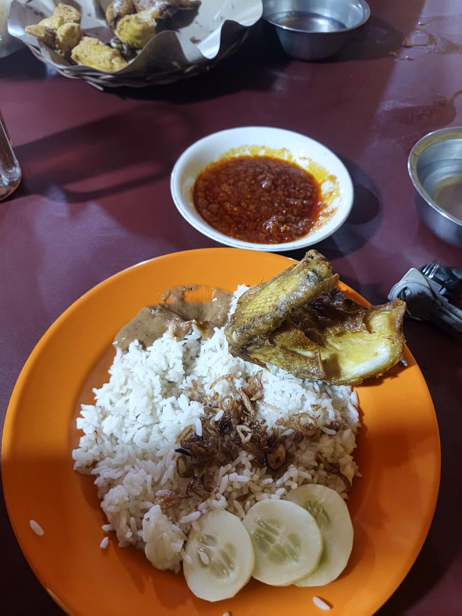 suryeeeah's tweet photo. Absen di Betawie dulu cing @abdelachrian , biar ga gila tiap baca berita.... 🤣🤣🤣 https://t.co/cKIVIN8fVw