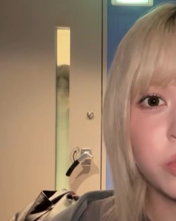 sapphicxswift's tweet photo. lily behind you... https://t.co/UxoRUeGH5S
