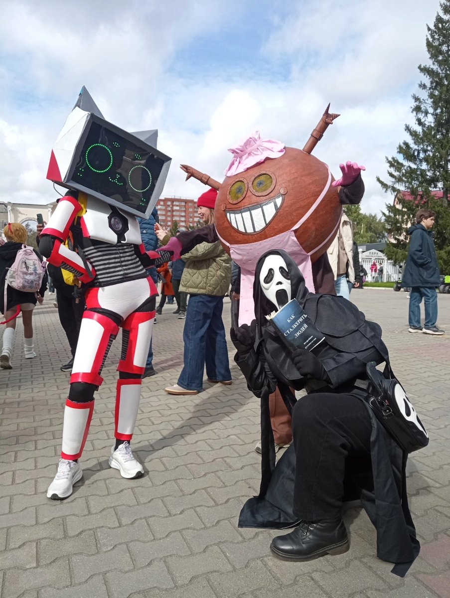 Dashata270's tweet photo. Thank you all for the engagement! As I mentioned in my last cosplay post, there was another event - I touched up my costume a bit and added some extra details. 
Here's a photo of me and my friends! 😼🦐🦐🦐
#Kerfur #VoisecOfTheVoide #Cosplay #Votv https://t.co/jKcvviBVlB