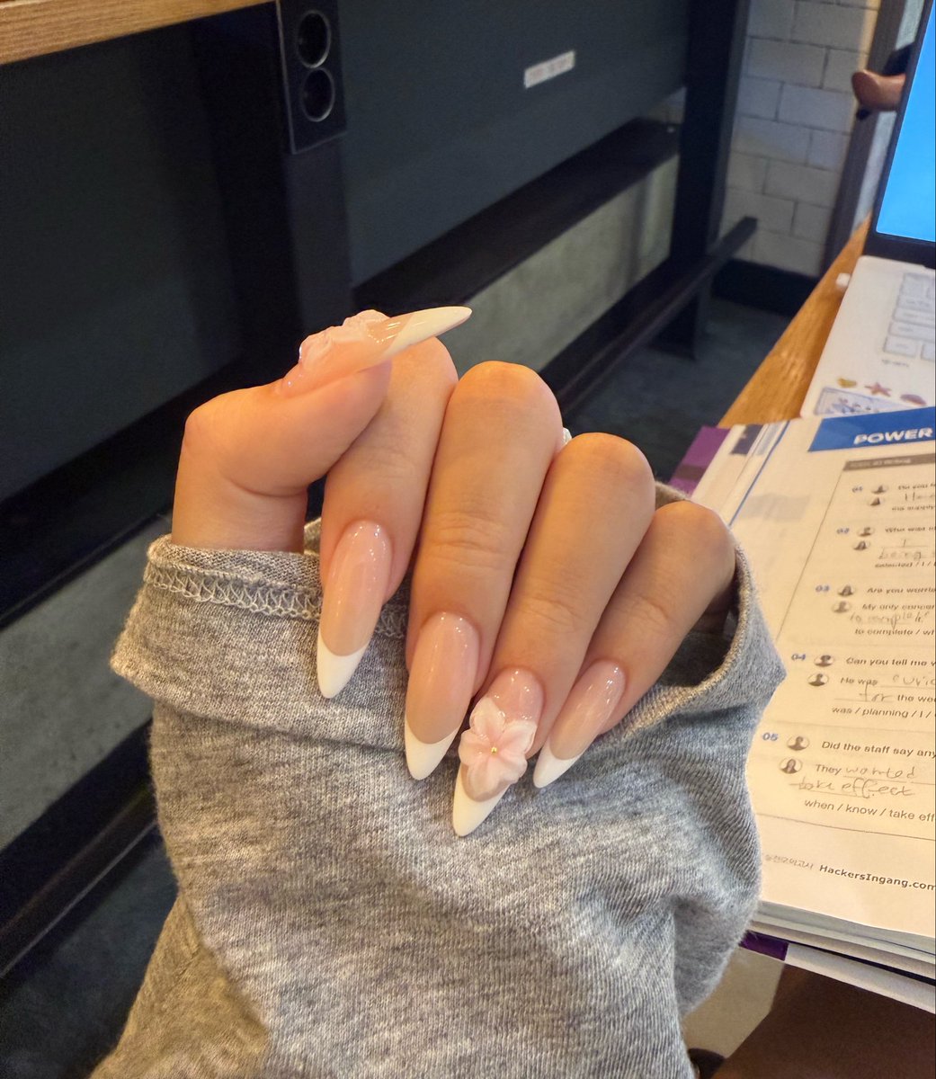 Ttul21's tweet photo. newnail ⋆⁺₊⋆ ♡̷̷̷ ⋆⁺

...그리고 개강 https://t.co/6alJzCDXZN