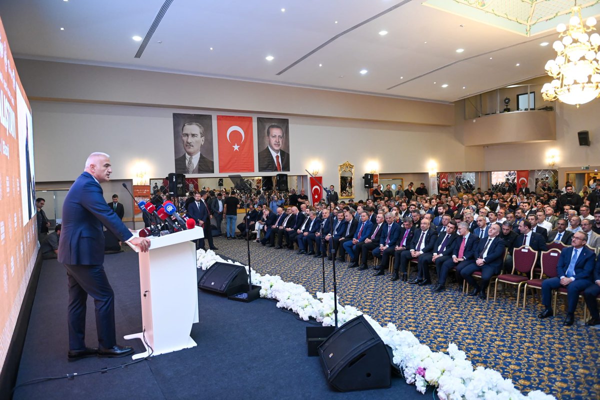 KverSemih's tweet photo. 📍 Elazığ 

Kültür ve Turizm Bakanımız Sn.Mehmet Nuri Ersoy’un başkanlığında Elazığ, Bingöl, Malatya, Adıyaman ve Tunceli illerimizin iştirakleri ile beş şehrimizin turizm alanında topyekün kalkınmasını ve bu alanda şehirlerimize katma değer olarak fayda sağlamasını amaçlayan  ‘Bölgesel Turizm Çalıştayı’nı gerçekleştirdik. 

Bu çok anlamlı ve kıymetli çalışmanın hayat bulmasında emeği geçenlere başta Milletvekilimiz Sn.Mahmut Rıdvan Nazırlı ve Valimiz Sn.Numan Hatipoğlu’nun şahsında teşekkür ederim. 

Hayırlı sonuçlara vesile olmasını dilerim.