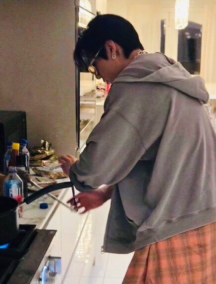 mayakrokosmos's tweet photo. if I had a nickel for every time a bts member accidentally posted on main when they meant to post on close friends I’d have 2 nickels which isn’t a lot but it’s weird it’s happened twice https://t.co/FkH5143BWe