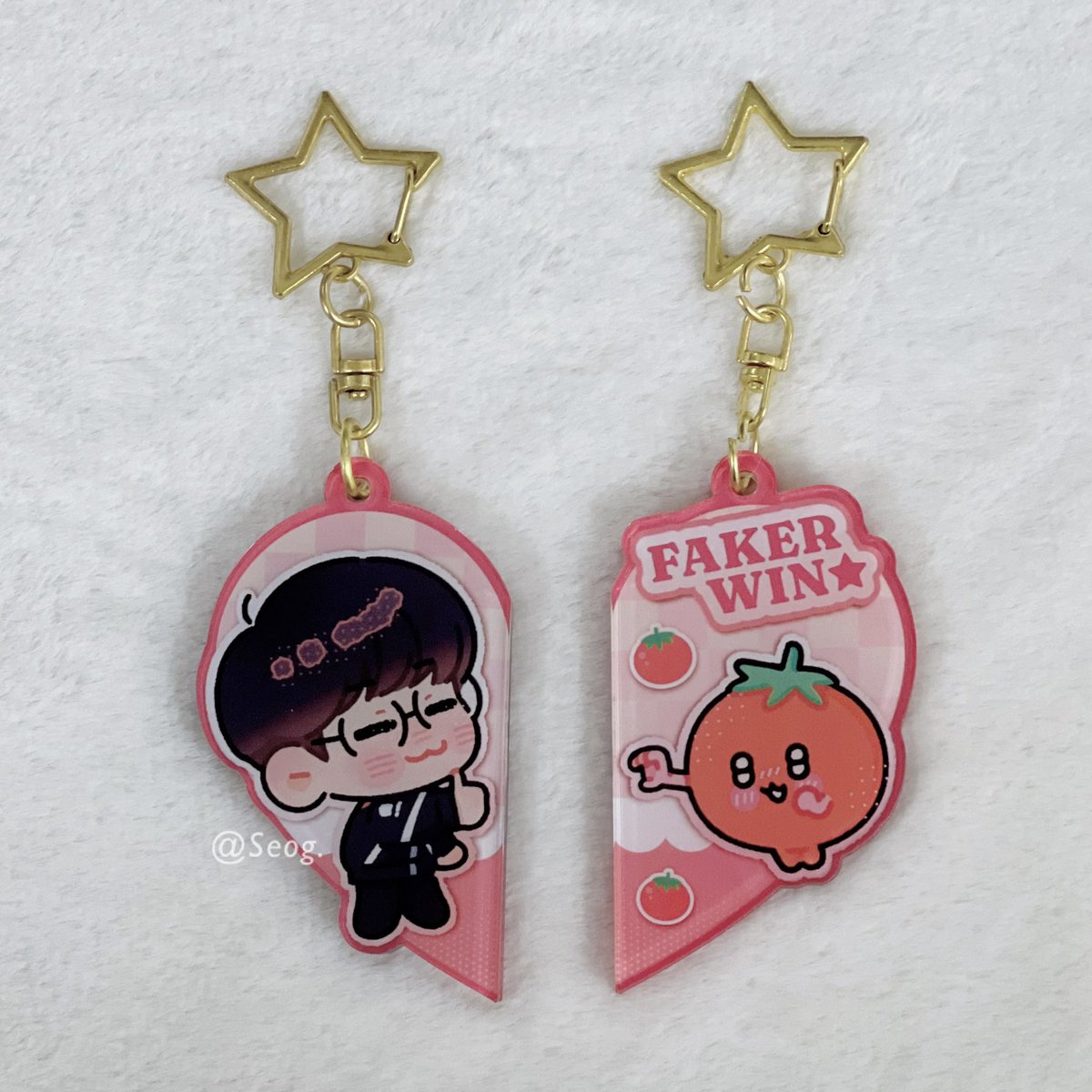 seog_gloo_330's tweet photo. [應援預告]

Faker 逃跑了磁鐵相斥吊飾(一組)
如影片所示，兩個吊飾中間夾了同極磁鐵，所以太靠近Faker時他會逃走ㄛ！

因推特有字數限制，應援細節歡迎移步脆貼文觀看

預計開放填單時間：9/4 上午11點～額滿為止（隨時可能關閉表單）

脆與推特同步分享表單，審核證明下收⬇️

#Faker #T1WIN https://t.co/H9UY9rVTS8