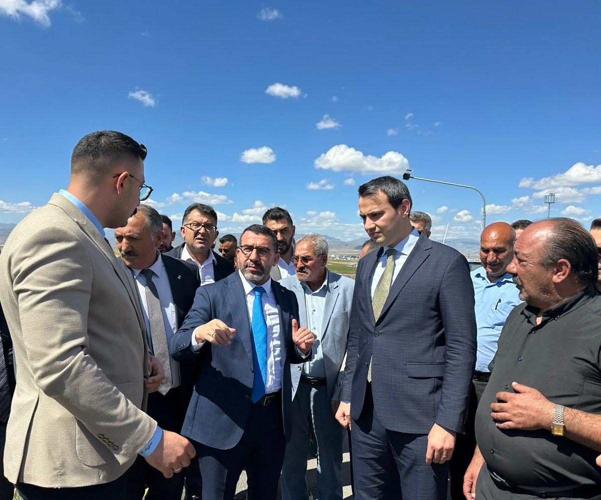 Ademcalkin's tweet photo. 📍Selim - Akpınar Grup Köy Yolu

Yapımı tamamlanan, 6,5 Km uzunluğundaki Akpınar Grup Köy Yolumuzda ve 780 m mesafeli Yeşiltepe Köy Yolumuzda,  İl Başkanımız Muammer Sancar, Selim Kaymakamımız Mehmet Ali Semiz ve teşkilatımızla birlikte yolun durumunu yerinde inceleyerek, yolun yapısı hakkında İl Genel Sekreterimiz Fatih Tekcan'dan bilgi aldık.

Her yerde her zaman hizmet diyoruz.
Durmadan, duraksamadan, sahada çalışmaya, hayatlara dokunmaya devam...

Tamamlanan köy yolumuzu hemşerilerimiz güle güle kullansınlar, hayırl olsun.
#SelimİçinCanlaBaşla