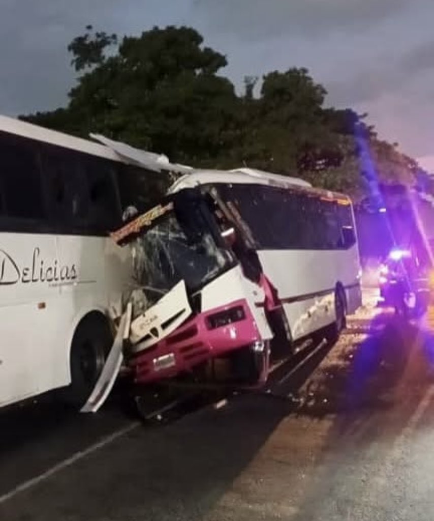 ElUniversal's tweet photo. #EnFotos| Tres fallecidos deja choque entre dos autobuses en la Autopista Regional del Centro tramo Carabobo.

El hecho ocurrió en la madrugada de hoy 3 de septiembre a las 5:10 a. m. a la altura del km 133 sentido Caracas. Un autobús accidentado fue impactado por otra unidad.

📹 Cort. @wuillderpalermo

#EUVzla #ElUniversal