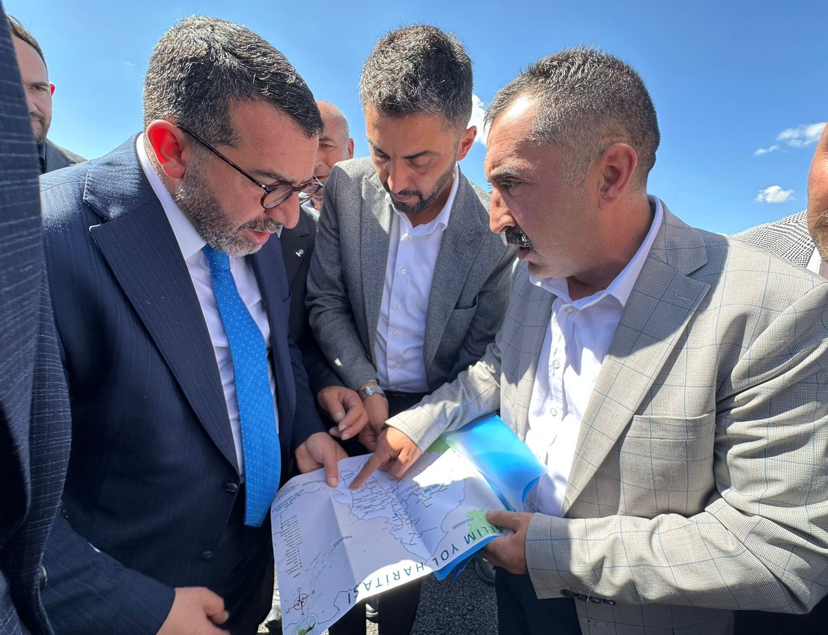 Ademcalkin's tweet photo. 📍Selim - Akpınar Grup Köy Yolu

Yapımı tamamlanan, 6,5 Km uzunluğundaki Akpınar Grup Köy Yolumuzda ve 780 m mesafeli Yeşiltepe Köy Yolumuzda,  İl Başkanımız Muammer Sancar, Selim Kaymakamımız Mehmet Ali Semiz ve teşkilatımızla birlikte yolun durumunu yerinde inceleyerek, yolun yapısı hakkında İl Genel Sekreterimiz Fatih Tekcan'dan bilgi aldık.

Her yerde her zaman hizmet diyoruz.
Durmadan, duraksamadan, sahada çalışmaya, hayatlara dokunmaya devam...

Tamamlanan köy yolumuzu hemşerilerimiz güle güle kullansınlar, hayırl olsun.
#SelimİçinCanlaBaşla