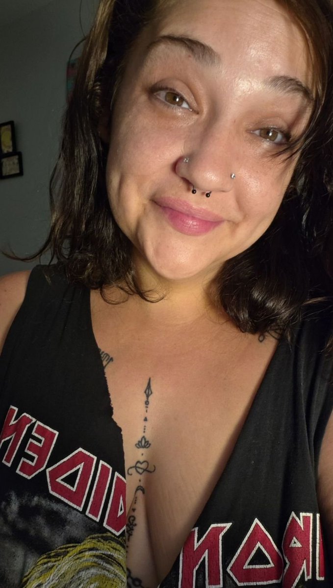 lesliecookx's tweet photo. No makeup!!!! Thank god it's almost friday!!!! https://t.co/stQ8hqY8PG
