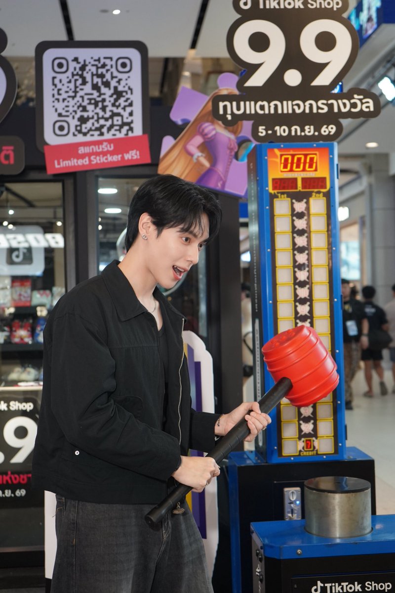 InsightArtistTH's tweet photo. 📸 ภาพบรรยากาศ “เป็นต่อ” ในงาน TikTok Shop x Disney Thailand Expo 2026 🛍️🧸

ขอขอบคุณแฟน ๆ ทุกคนที่มาให้กำลังใจ "เป็นต่อ" ในวันนี้นะครับ 💜

.
#TikTokShop99วันไลฟ์แห่งชาติ
#iloveTikTokShop99 #TikTokShopxDisneyTH
#PentorJrp #InsightArtist https://t.co/LEYD3u4dXN