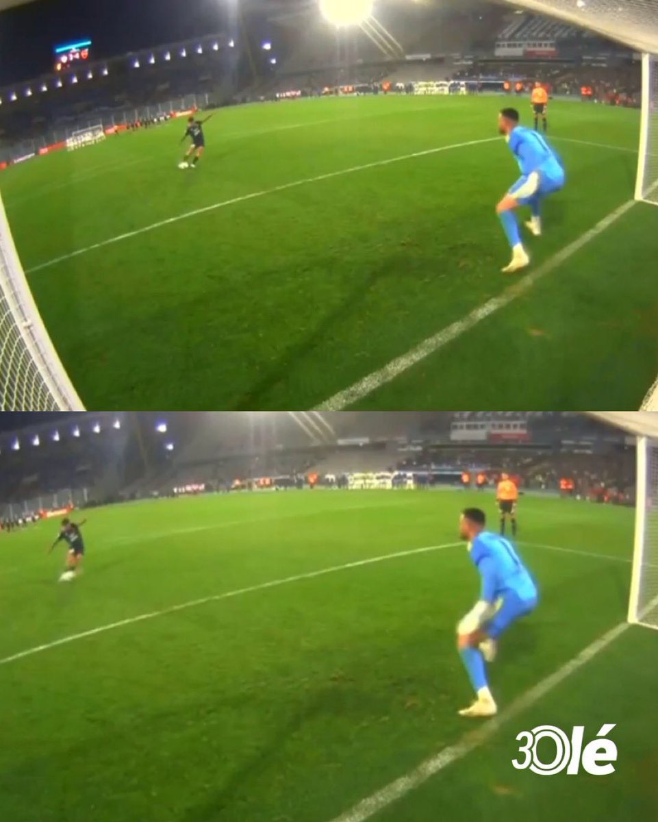 estebanedul's tweet photo. El arbitraje argentino perdió la credibilidad y eso hace que se pueda decir cualquier cosa y que todos se sientan perjudicados. 

En este penal Montero no se adelantó, pega un salto y por la perspectiva de la camara parece estar delante de la linea, pero ni siquiera se habia pateado.

Al momento de la ejecución tiene una parte del talón sobre la linea. Milimetrica pero acertada decisión.