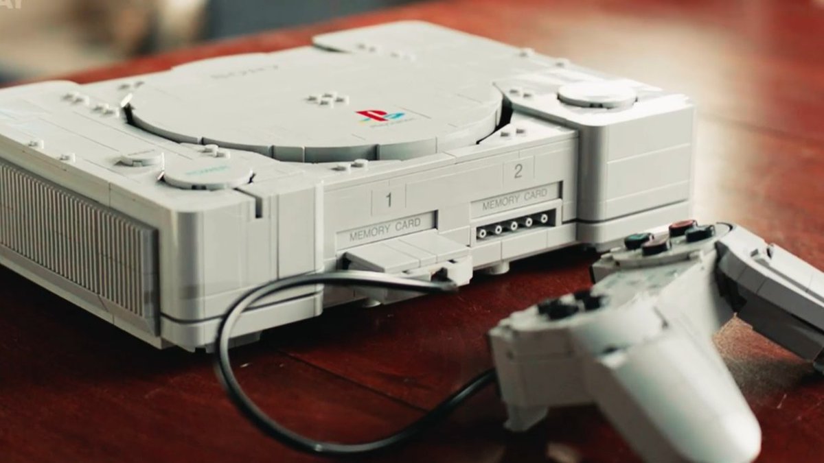 JVCom's tweet photo. Rumeur enfin confirmée en direct du State of Play : LEGO et PlayStation s'associent pour sortir une réplique officielle de la mythique PS1 ! https://t.co/k6FxUzYH43