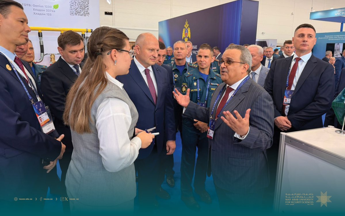 NAUSS_SA's tweet photo. معالي وزير الاتحاد الروسي للدفاع المدني والطوارئ وإزالة آثار الكوارث الطبيعية، السيد رومان فيكتوروفيتش، يزور جناح #جامعة_نايف_العربية في المعرض الدولي الـ16 لمعدات الأمن المتكامل 2026م، الذي تنظمه وزارة الطوارئ الروسية بالتعاون مع جمهورية تتارستان، حيث استمع إلى شرح قدّمه وكيل الجامعة للعلاقات الخارجية خالد الحرفش عن جهودها في مجالات الحماية المدنية، مشيدًا بالدور الذي تضطلع به الجامعة في تعزيز التعاون الدولي، وتطوير الكفاءات المتخصصة في مجالات الأمن والسلامة.