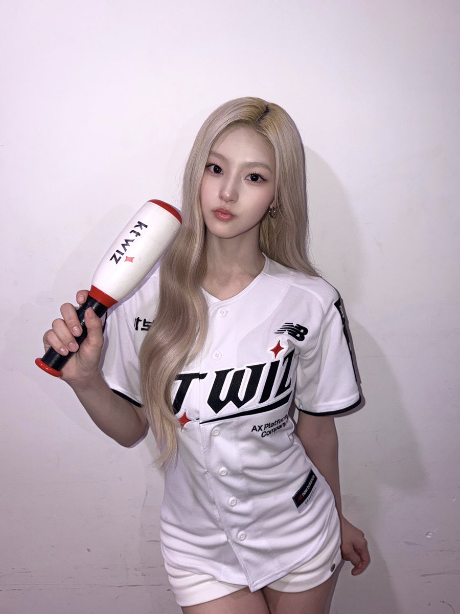 KISSOFLIFE_S2's tweet photo. [📸] 260903 kt wiz 시구

아웃송의 권위자👑 아웃송의 악마😈
두 번째 승리 요정이 된 하늘이의 응원으로 kt wiz의 1위까지❤️
승요 하늘이의 응원은 계속됩니다🧚

#KISSOFLIFE #키스오브라이프 #KIOF 
#HANEUL #하늘 https://t.co/DOJDSrkPQf