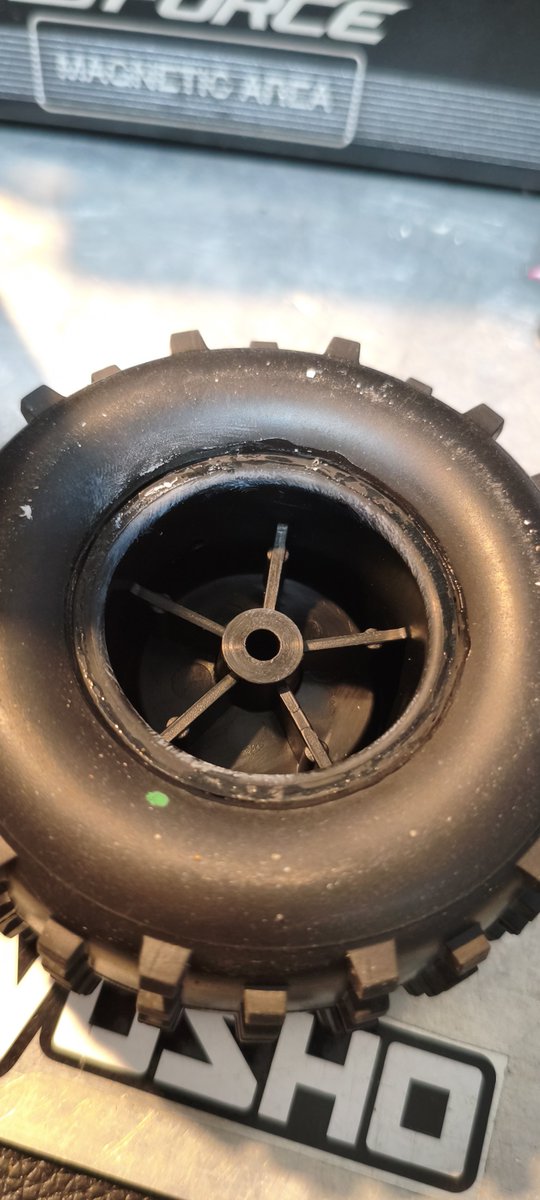 BUSI70310264's tweet photo. 昭和ラジコンレースに向けて
タボスコ用のスコーピオンタイヤを作成中！

六角じゃあ、ないんやな…
（あとキレイに接着しにくい☠） https://t.co/mTYIvW9bxl