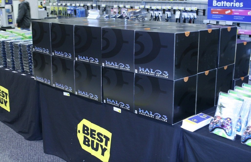 VideoGameHstry's tweet photo. Best Buy and Halo 3 (2007) https://t.co/Y9t3H8BMc3