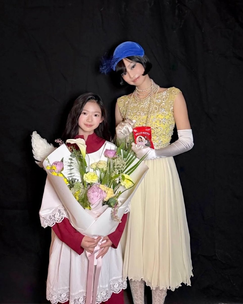 tjruby_'s tweet photo. เจนนี่กับนักแสดงเด็กน้องโซยูล คุณแม่น้องโพสต์รูปเบื้องหลังตอนถ่าย mv fallen angel

“เจนนี่ออนนี่และโซยูล 🌹🌹🌹

so lovely มาก 💕 วันแรกของการถ่ายทำดูแลพวกเราอย่างดีมากๆ วันที่สองพอเจอกันปุ๊บ คุณเจนนี่ก็ยังใจดีมาก และต้องขอบคุณความเอาใจใส่การถ่ายทำจึงเป็นไปอย่างราบรื่นค่ะ!

หลังถ่ายทำเสร็จ ก่อนกลับบ้านเราเข้าไปที่รับรองเพื่อบอกลา ตอนนั้นคุณเจนนี่ให้น้องโซยูลนั่งบนตักแล้วคุยกัน และก็กอดโซยูล🥰 ยังถามด้วยว่า “ฉันพาโซยูลกลับด้วยได้ไหมคะ?” ทำเอาใจละลายไปเลย 🫠💕

ระหว่างที่คุยกัน คุณเจนนี่ถามว่าโซยูลชอบอะไร เราเลยบอกว่า “ชอบอะไรที่นุ่มนิ่มค่ะ” พอได้ยินคุณเจนนี่ก็พูดว่าฉันก็ชอบเหมือนกัน! แล้วก็หยิบของจากกระเป๋าตัวเองออกมาอวดให้ดู 🫶🏻 ทั้งน่ารักมาก ๆ ทั้งเจนดึกมากเลยล่ะ 😆💕

ตลอดสองวันที่ถ่ายทำ คุณเจนนี่น่ารักและอ่อนโยนมาก ทำให้เราสองคนแม่ลูกมีความสุขมากจริง ๆ ค่ะ ❣️”