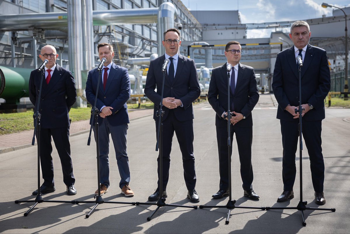DariuszKlimczak's tweet photo. 💧⚡ Otwieramy sektor energetyczny na wodę odzyskaną. 

Od 1 stycznia 2027 r. polskie elektrownie i elektrociepłownie będą mogły wykorzystywać wodę odzyskaną ze ścieków komunalnych w systemach chłodzenia. Nowe rozwiązania przedstawiliśmy dziś wspólnie z ministrem energii @motykamilosz.

Co to oznacza w praktyce?
🔹 mniejszy pobór wody z rzek i zasobów podziemnych,
🔹 większą odporność energetyki na suszę i skutki zmian klimatu,
🔹 lepsze wykorzystanie dostępnych zasobów wodnych,
🔹 nowe możliwości rozwoju gospodarki obiegu zamkniętego.

Nowe przepisy obejmują również zmiany dotyczące monitorowania poboru wody oraz wprowadzania ścieków do wód lub do ziemi. Przedsiębiorcy otrzymają więcej czasu na instalację urządzeń pomiarowych, co umożliwi stopniowe wdrażanie nowoczesnych systemów monitoringu.

To kolejny krok w kierunku efektywniejszego gospodarowania wodą, gospodarki obiegu zamkniętego i zwiększania odporności infrastruktury krytycznej na zmiany klimatu.

Otwieramy nowe możliwości dla wody odzyskanej — z korzyścią dla energetyki, środowiska i bezpieczeństwa wodnego Polski. 💧⚡

 @WodyPolskie @GrupaORLEN @OrlenTermika @MI_GOV_PL @ME_GOV_PL @motykamilosz 
#BezpieczeństwoWodne #BezpieczeństwoEnergetyczne #PrawoWodne