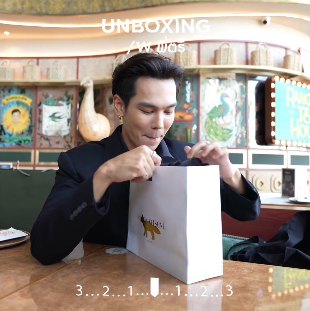 JHST_HOBBI's tweet photo. ฮีแบบเล็กๆอะ ความกอดถุงแล้วแกะของ เหมือนฉันตอนเห่อของใหม่🫳🏻🩷 
น่ารักกก

#treporapat ; #ตรีภรภัทร https://t.co/mnLi8RLqju
